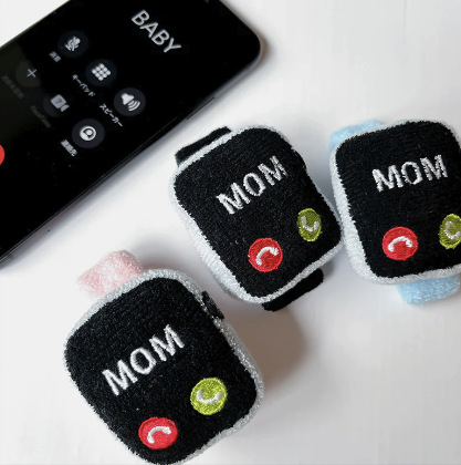カラーは3色。MOMから着信です!