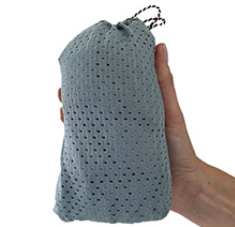 スリング本体に付いているポケットに小さく丸めて収納できるので、バッグの中で収納袋が迷子になるイライラや紛失の心配もありません。