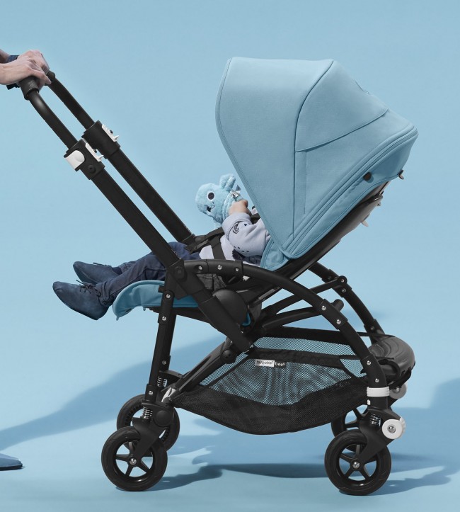 街中でも公園でも、どこでも目立ちそうなライトペトロールブルー!