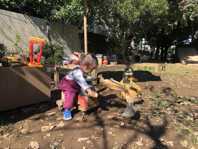 手作り感あるおもちゃに囲まれた、土のひろば。夏にはウォータースライダーも楽しめます