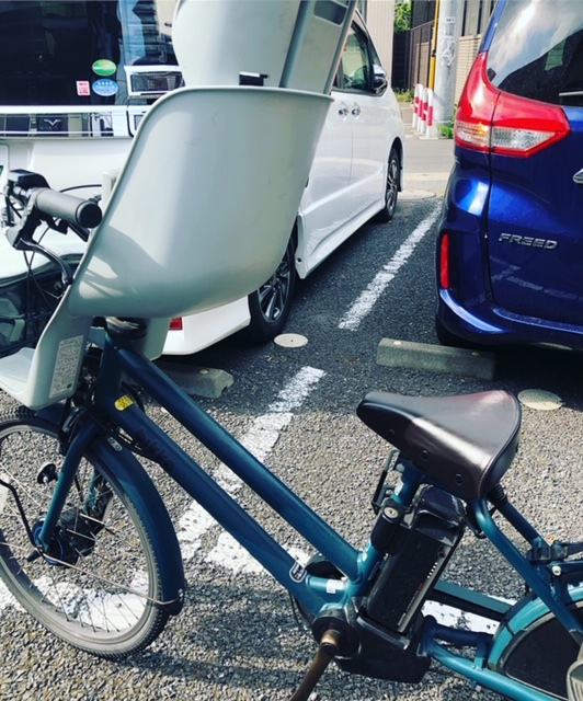 後付けフロントチャイルドシートをつけても、ママの足元に余裕があるのが◎