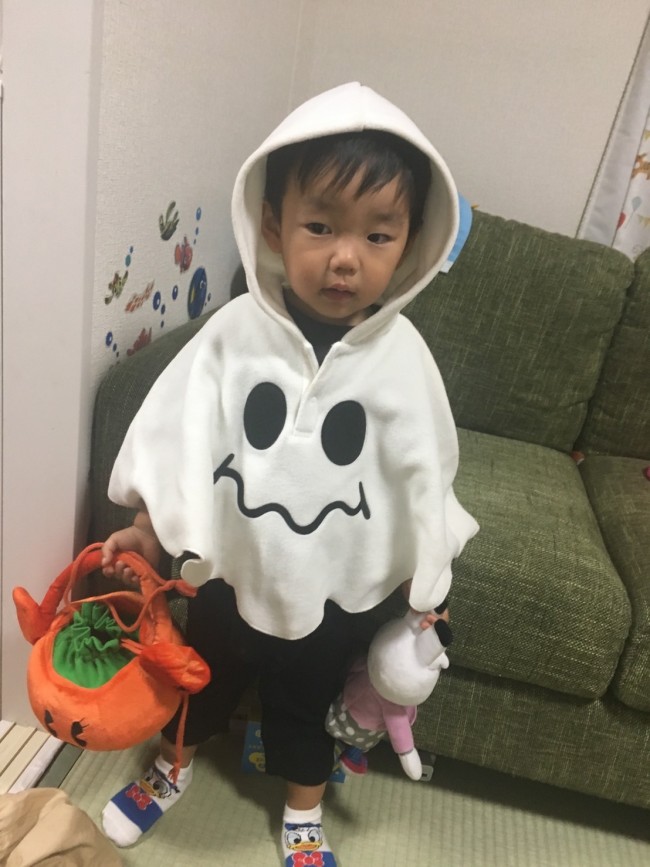 おばけのマントにジャックオーランタンのポーチを下げて、ハロウィンパレードへ!