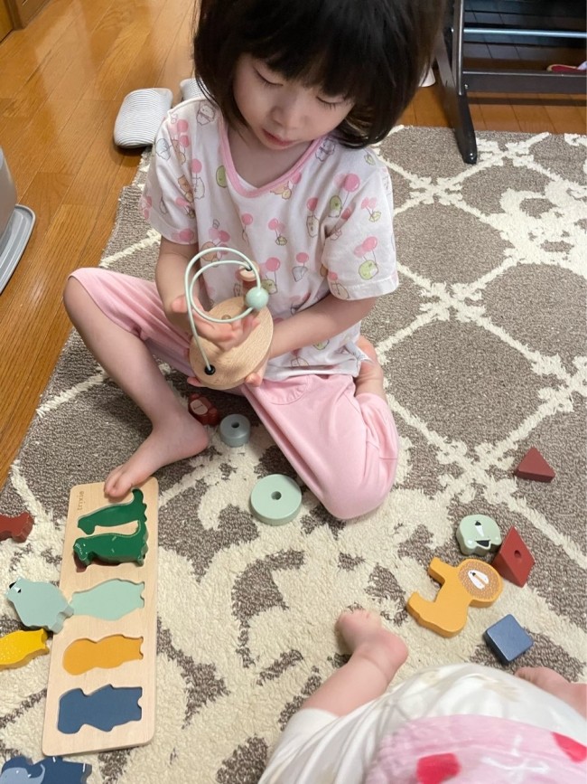 起きて早々パジャマで遊ぶ長女。3歳でも集中しています
