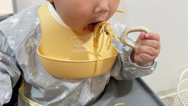 《子どもの気持ちに寄り添う》リング型設計のカトラリーで「自分で食べたい」を応援!