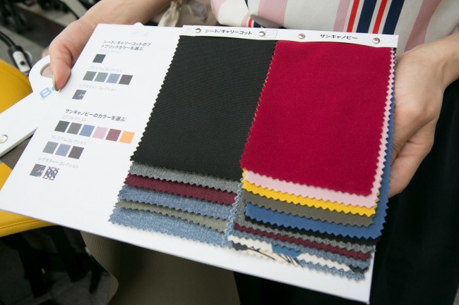 左がシートのラインナップ、右がキャノピーのラインナップ。シートは赤ちゃんが座るところなので、汚れにくいカラーが人気のよう