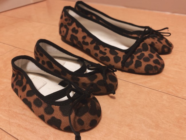 お出かけ時のおしゃれ靴はママとお揃いのフラットシューズを!