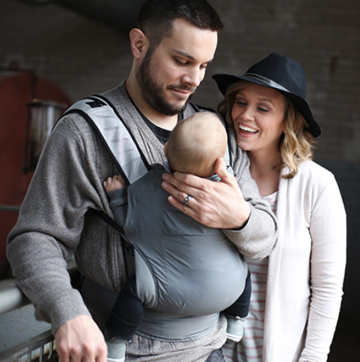 肩ベルトやウエストベルトの調整ができるので、パパとママで共用も◎