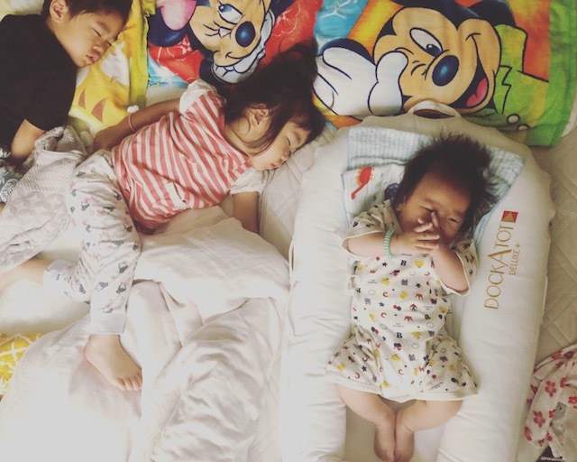 上の子たちが寝ている横でも安心して寝かせられる、ベビー専用マットレス