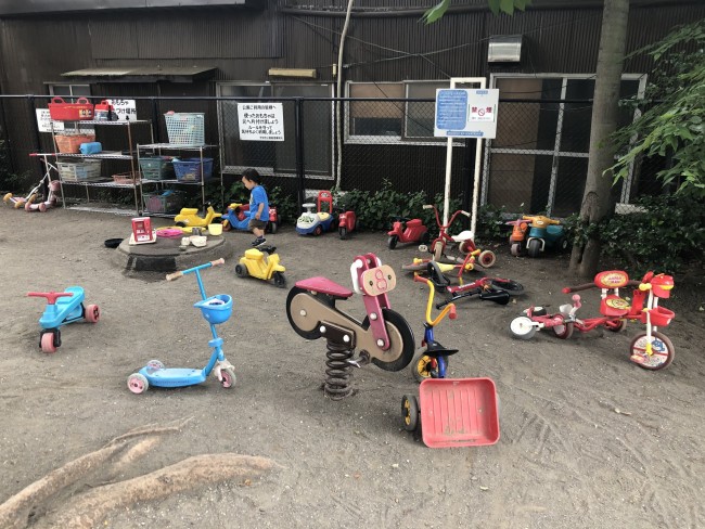 なぜだかわからないのですが、大量のストライダーやキックボード、三輪車にコンパクトカーが置いてあり、乗り放題の公園