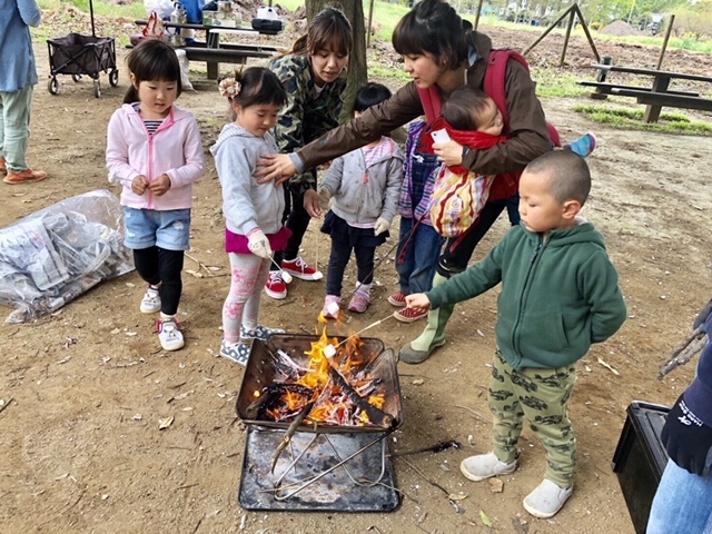子どもが喜ぶアウトドアおやつの工夫を紹介します♪