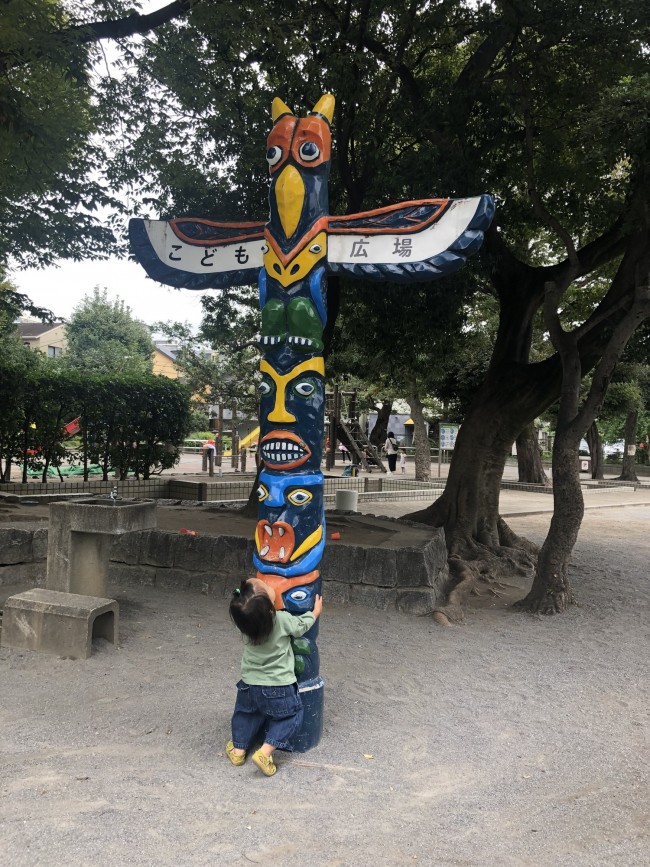 不思議なトーテムポール♪ こんなものだって、子どもにとったら大発見!