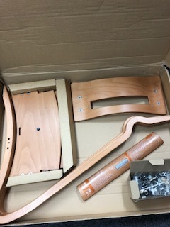 本体の箱には、木枠が。背板、座面、足置きが各1枚ずつと、脚板2本、金具とネジがメイン。六角レンチも入っています