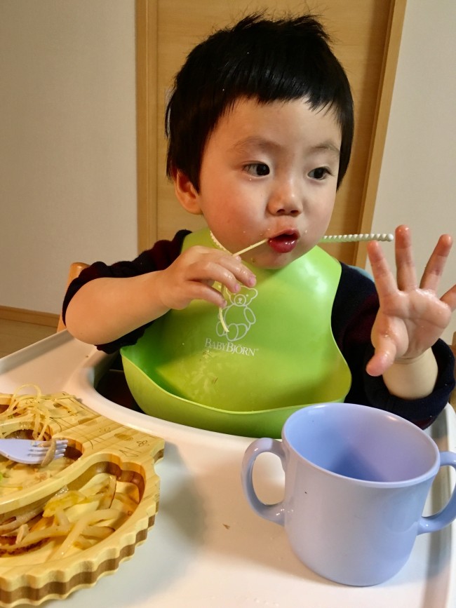 まだまだ扱いが雑な息子。軽くてタフな食器なので、ママも安心です