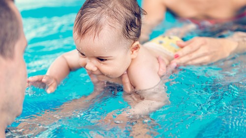 《お風呂嫌い&水がニガテを克服!》我が家の0歳児、ベビースイミングを始めました♪