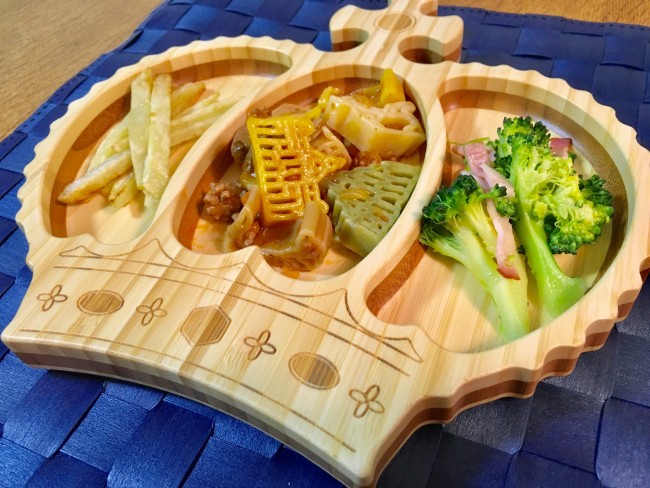 溝や仕切りには、こどもが楽しく食べやすくなる工夫が施されています