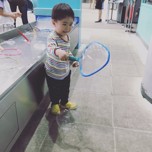 大きなシャボン玉は、いろいろな年代の子に大人気でした!