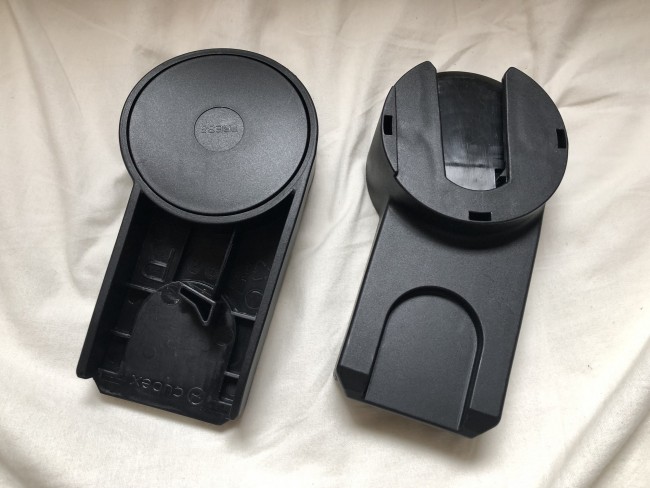 このアダプターをつければ、フレームにカーシートを装着できます