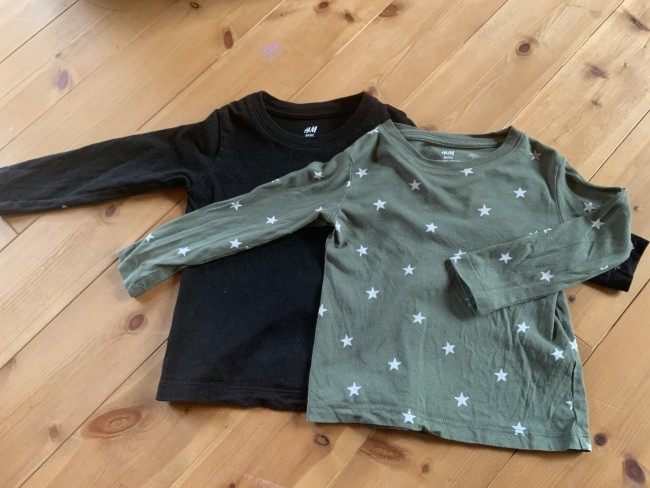 H&Mの5枚セットかなにかだったロンTたち。発表会のときに「黒いTシャツ持ってきてください」とか言われたりするのでベーシックな物もあると便利かも