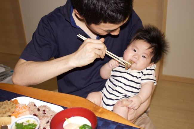 お食い初めは、お気に入りの普段着で。サイズアウトした今でも、大切にとってあります