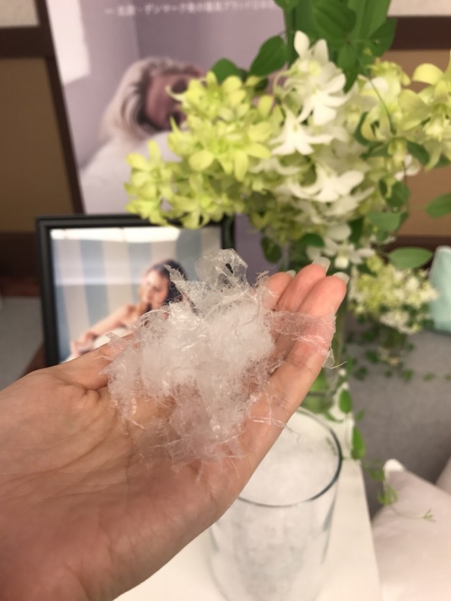 こちらが雪の欠片。繊維性の詰め物のなかで、最高級の素材です