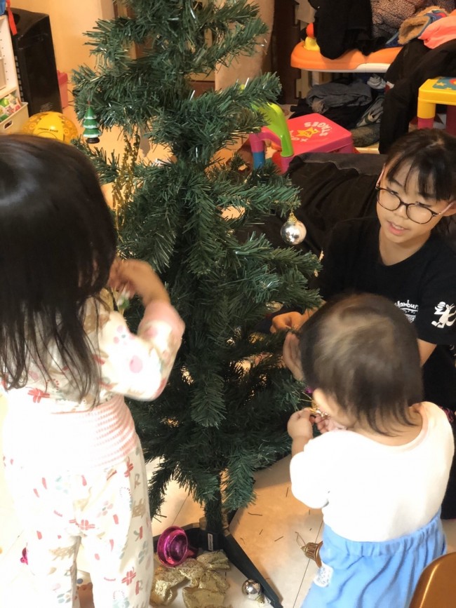 みんなで飾り付けしたツリーを眺めて、一年を振り返ります