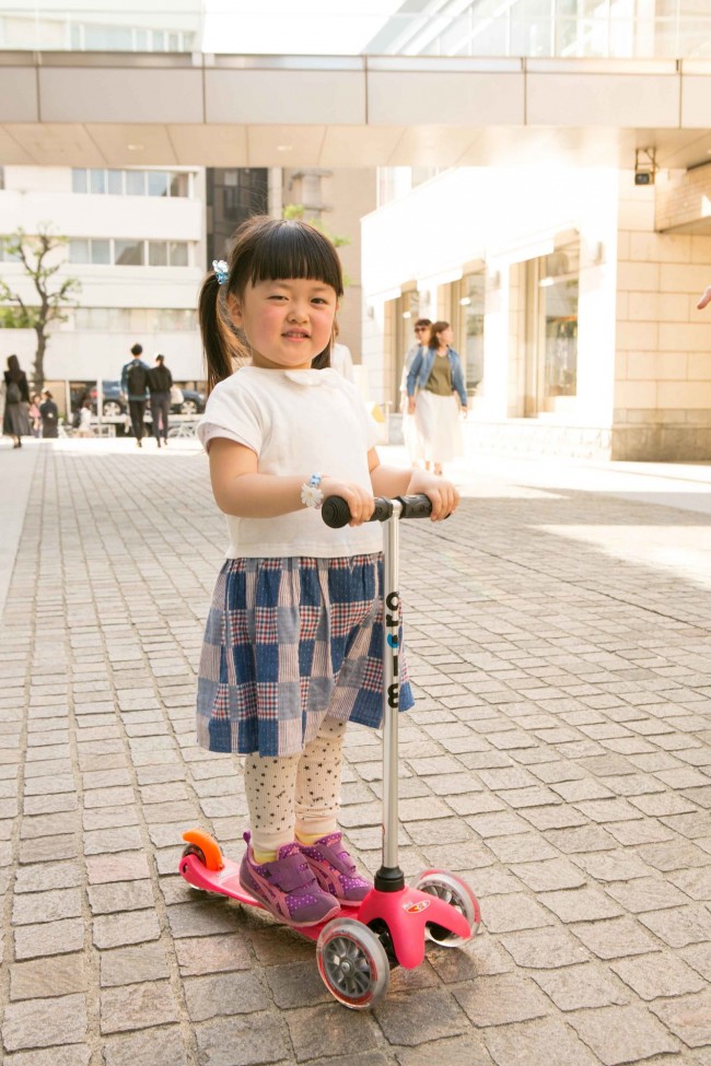 買ってもらったばかりのスクーターはピンク! 元気なHINAKOちゃんにぴったりのカラーリング♡