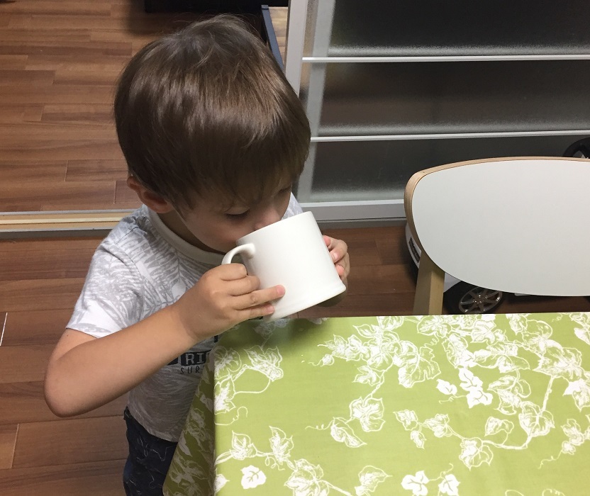 コップトレーニングを始めよう ストロー大好きな息子が実践 我が家のコップトレーニングの進め方3ステップ 代官山スタイル By Blossom39 コップトレーニングを始めよう ストロー大好きな息子が実践 我が家のコップトレーニングの進め方3ステップ 代官山スタイル By Blossom39