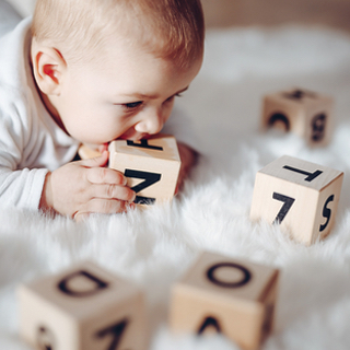 0歳からのおもちゃ選び 何でどう遊べばいい 赤ちゃんのこころと身体の成長にぴったりのおもちゃ9選 代官山スタイル By Blossom39 0歳からのおもちゃ選び 何でどう遊べばいい 赤ちゃんのこころと身体の成長にぴったりのおもちゃ9選 代官山スタイル By Blossom39