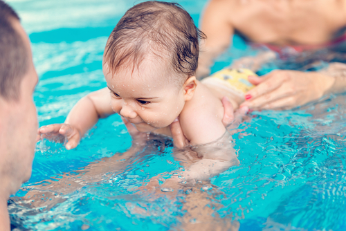 お風呂嫌い&水がニガテを克服！》我が家の0歳児、ベビースイミングを